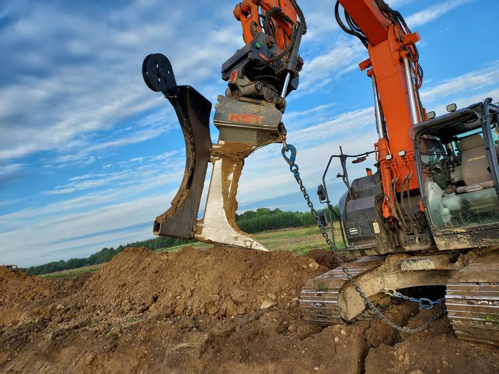 The plough brings the plastic pipe to a depth of 120 cm. Photo: Termonet